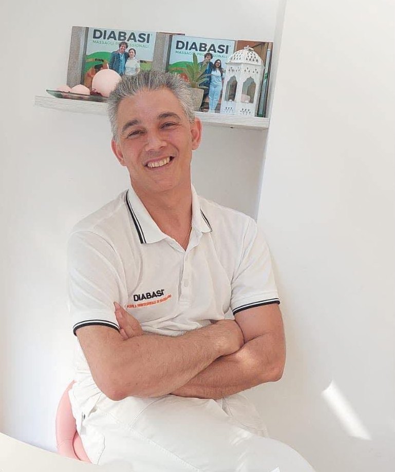 Davide Ascione, massaggiatore-terapista a Pavia, nel suo studio