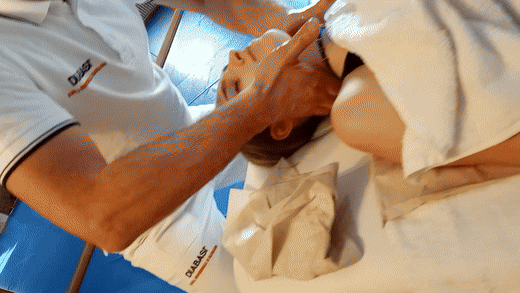 Davide Ascione mentre scioglie le tensioni di collo e spalle